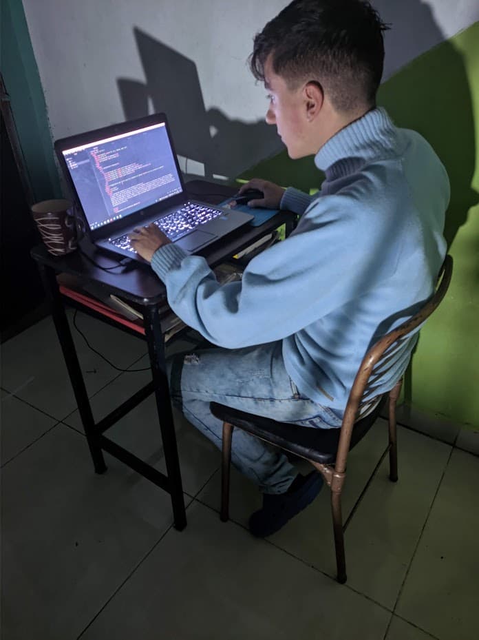 Esa misma noche desde atrás: el editor abierto, con el código de la página en pantalla.