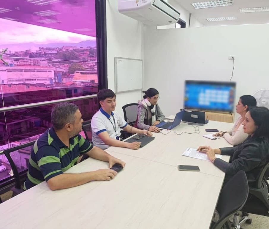 Una sala de reuniones en la Gobernación: cinco de nosotros alrededor de una mesa larga, una pantalla al fondo y la ciudad por la ventana.